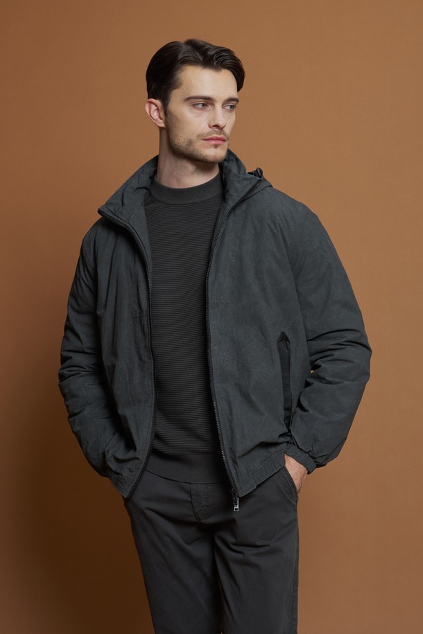 세련된 남성 패션을 완성할 골지 크루넥 니트 M-QNIT59 그레이 컬러입니다. 부드러운 촉감의 비스코스, 폴리에스터, 나일론 혼방 소재로 제작되어 편안한 착용감을 선사합니다. 가을과 겨울, 데일리 및 이너웨어로 활용하기 좋으며, 슬림핏 디자인과 가로 골지 패턴이 돋보입니다. 소매 라인의 세로 골지 패턴과 뛰어난 신축성으로 활동성을 높였으며, 캐주얼, 미니멀, 클래식 스타일의 출근룩과 겨울 데일리룩에 매치하기 좋습니다.
