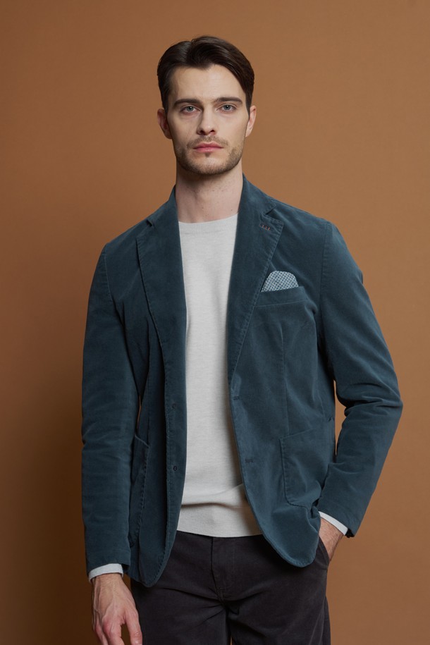 **비스코스 블렌드 라운드 니트 M-QNIT58**은 부드러운 촉감과 신축성을 갖춘 남성용 라운드넥 니트입니다. 가을, 겨울에 데일리룩으로 활용하기 좋으며, 캐주얼, 미니멀, 클래식 스타일을 연출할 수 있습니다. 브라운과 그레이 두 가지 색상으로 출시되었으며, 슬림핏으로 제작되어 세련된 실루엣을 선사합니다. 비스코스, 폴리에스터, 폴리아미드의 혼방 소재로 제작되어 가볍고 편안하며 어깨 부분의 골지 디테일이 특징입니다. 긴 소매 기장과 레귤러 기장으로 다양한 하의와 매치하여 스타일리시한 겨울 코디를 완성할 수 있습니다.
