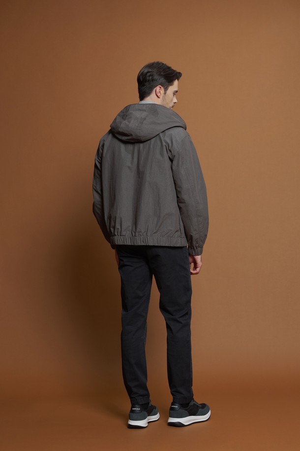 빈티지 워싱 후드 점퍼 M-QCJP61은 남성용 후드 점퍼입니다. 차콜 색상으로, 봄, 가을 간절기에 일상, 산책, 여행 등 다양한 TPO에 활용하기 좋습니다. 캐주얼, 미니멀 스타일을 연출하기 좋으며, 무지 패턴에 레귤러 핏으로 제작되었습니다. 가볍고 얇은 면, 폴리에스터 혼방 소재로 제작되었으며, 매쉬 안감과 지퍼 여밈, 후드 일체형 디자인이 특징입니다. 소매 로고 디테일이 돋보이는 긴소매 후드 점퍼입니다.
