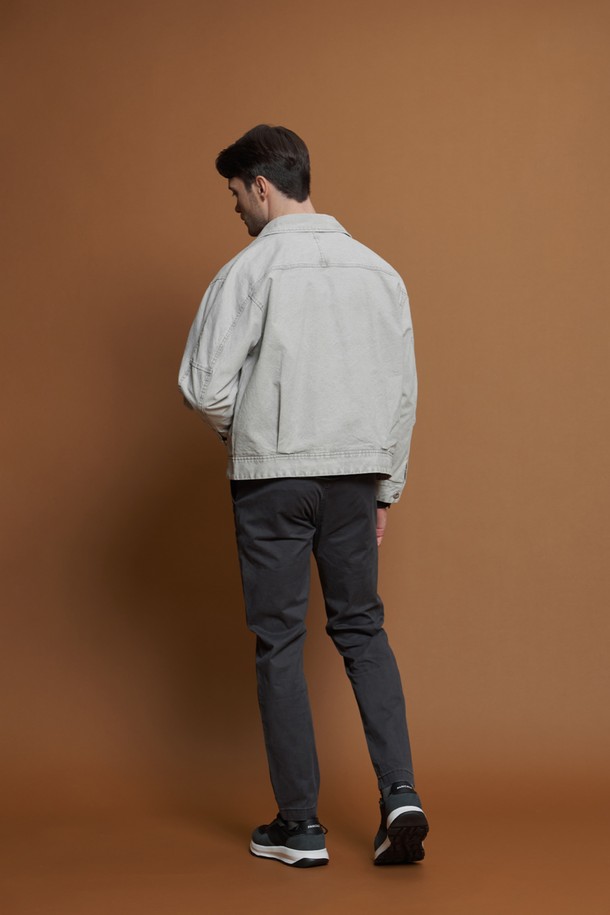 블리치 워싱 데님 재킷 M-QCJP55는 남성용 데님 재킷입니다. 캐주얼과 베이직 스타일을 추구하는 분들께 적합하며, 봄, 가을에 착용하기 좋습니다. 부드러운 촉감의 면 소재로 제작되었으며, 레귤러 핏에 긴 소매 기장입니다. 블리치 워싱 처리된 그레이 컬러와 단정한 카라, 가슴 및 측면 포켓 디테일이 특징입니다. 데이트룩, 쇼핑룩 등 다양한 TPO에 활용 가능하며, 캐주얼부터 미니멀 스타일까지 연출할 수 있습니다.
