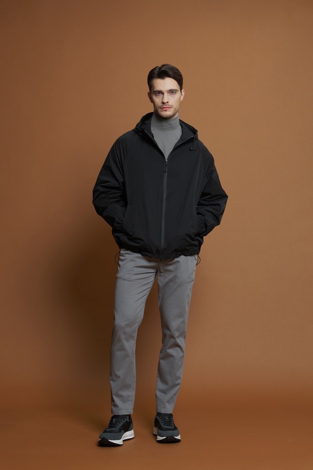 "에센셜 츄잉 반목 티셔츠 D-QTEE56"은 미니멀하고 베이직한 스타일의 공용 반목 티셔츠입니다. 다크그레이, 라이트그레이, 아이보리 세 가지 색상으로 출시되었으며, 가을/겨울 시즌에 적합합니다. 슬림핏에 두꺼운 두께감으로 제작되어 보온성을 높였으며, 부드러운 촉감과 신축성을 제공합니다. 데일리룩, 집콕룩, 출근룩 등 다양한 TPO에 활용 가능하며, 이너웨어 또는 단독 착용, 레이어링 모두 용이합니다. 나일론과 스판 소재 혼방으로 제작되어 편안한 착용감을 선사합니다.
