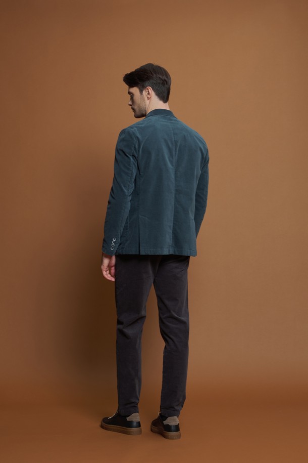 **슬림핏 벨벳 재킷 D-QCJK50**은 남성분들을 위한 클래식하고 베이직한 스타일의 블레이저입니다. 부드러운 촉감의 면, 스판덱스 혼방 소재로 제작되어 간절기부터 여름까지 시원하게 착용 가능하며, 슬림핏 디자인으로 세련된 실루엣을 연출합니다. 싱글 버튼 여밈 방식과 노치 라펠, 더블 벤트, 패치 포켓, 가슴 포켓 행거칩 디테일이 특징입니다. 출근룩, 비즈니스 캐주얼, 오피스룩 등 다양한 TPO에 맞춰 미니멀하고 시크한 스타일을 완성해보세요. 시원한 블루 컬러로 포인트를 더한 데일리 자켓입니다.
