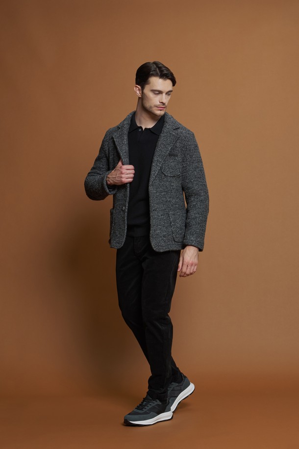 남성 울 혼방 니트 재킷 F-GNJK51은 간절기에 세련된 스타일을 연출할 수 있는 아우터입니다. 부드러운 감촉과 포근함을 선사하며, 클래식하고 세련된 무드를 자아냅니다. 노치 라펠과 엘보 패치가 돋보이는 디자인으로, 슬림핏에 투 버튼 여밈 방식이 특징입니다. 폴리에스터, 버진울, 면, 기타 섬유 혼방 소재로 제작되어 내구성이 뛰어나며, 비즈니스 캐주얼, 출근룩, 모임룩 등 다양한 TPO에 활용하기 좋습니다. 특히 엘보 배색 패치 디테일과 자연스러운 실루엣이 돋보이는 아이템입니다.
