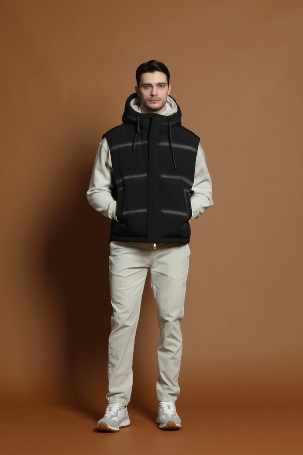 블랙 컬러의 남성용 후드 다운 베스트 M-QCJP59입니다. 겨울철 캐주얼 및 스포티 스타일을 연출하기에 적합하며, 레귤러 핏으로 편안하게 착용할 수 있습니다. 퀼팅 디자인과 후드가 특징이며, 두꺼운 두께감과 부드러운 촉감으로 따뜻함을 선사합니다. 민소매 디자인으로 활동성을 높였으며, 나일론 소재를 사용하여 내구성을 강화했습니다. 집업 형식으로 간편하게 착용 가능하며, 일상에서 폭넓게 활용할 수 있습니다.
