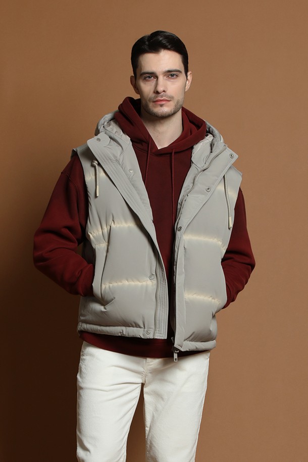 남성용 후드 다운 베스트 M-QCJP59는 겨울철 일상과 캠핑룩에 적합한 아이템입니다. 부드러운 촉감의 나일론 소재와 두꺼운 두께감으로 따뜻함을 제공하며, 캐주얼, 스포티, 미니멀 스타일을 연출하기 좋습니다. 무지 디자인의 그레이 컬러에 레귤러 핏으로 제작되어 편안한 착용감을 선사합니다. 집업 방식과 후드 탈부착 기능으로 실용성을 높인 패딩 베스트입니다.
