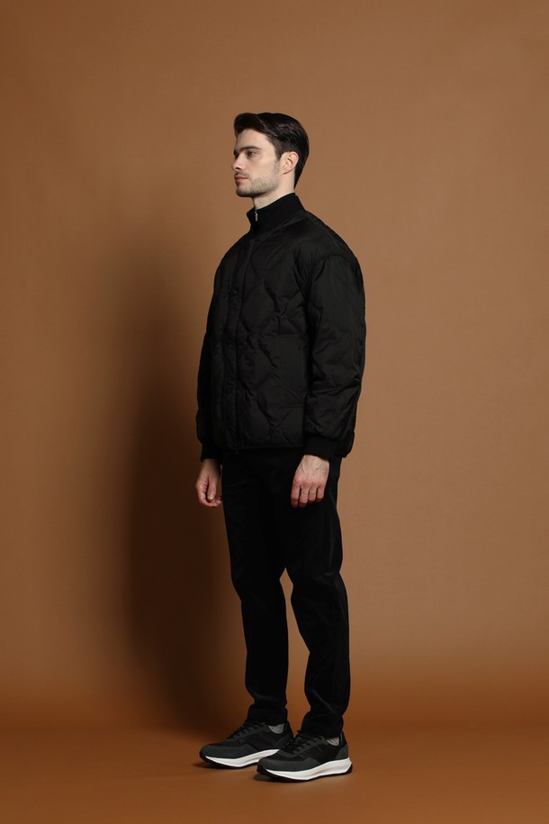 덕다운 퀼팅 점퍼 M-QCJP60는 남성용 겨울 점퍼입니다. 베이직하고 미니멀한 스타일의 블랙 컬러 무지 제품으로, 오버핏으로 제작되어 편안한 착용감을 제공합니다. 겉감은 부드러운 촉감의 퀼팅 디테일이 돋보이며, 충전재는 덕다운을 사용하여 보온성을 높였습니다. 집업 스타일의 긴 소매 기장으로, 일상생활에서 폭넓게 활용할 수 있습니다.
