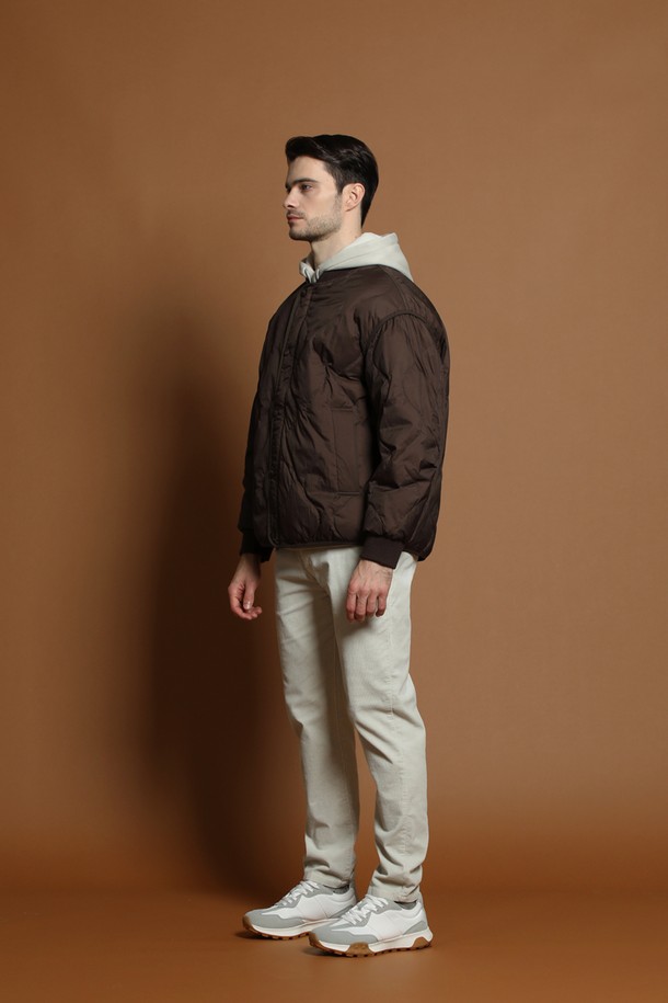 **덕다운 퀼팅 점퍼 M-QCJP60**

남성용 덕다운 퀼팅 점퍼로, 겨울철 일상에서 따뜻하고 편안하게 착용할 수 있습니다. 브라운 컬러의 퀼팅 패턴이 특징이며, 캐주얼 및 베이직 스타일을 연출합니다. 넉넉한 오버핏에 집업 방식으로 편하게 입고 벗을 수 있으며, 긴 소매 기장입니다. 두꺼운 두께감과 부드러운 촉감의 나일론 소재로 제작되었으며, 덕다운 충전재를 사용하여 보온성과 경량성을 동시에 갖췄습니다.
