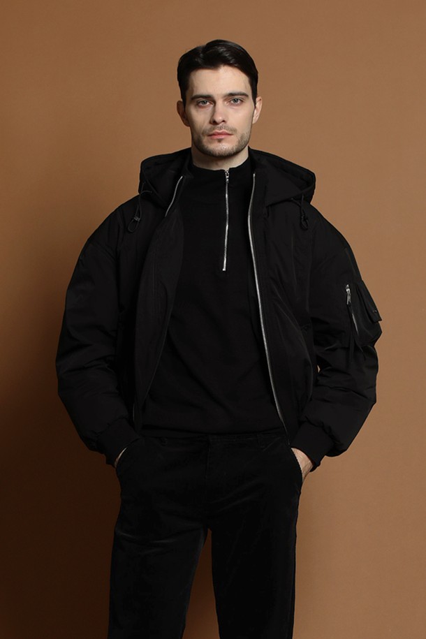 덕다운 블루종 재킷 M-QCJP64는 남성용 겨울 아우터로, 캐주얼하고 미니멀한 스타일을 연출합니다. 블랙 컬러의 무지 디자인으로 어떤 옷에도 쉽게 매치할 수 있으며, 두꺼운 두께감과 부드러운 촉감의 덕다운 충전재가 따뜻함을 선사합니다. 오버핏으로 편안한 착용감을 제공하며, 집업 방식과 긴 소매, 후드, 포켓 디테일이 실용성을 더합니다. 일상복으로 활용하기 좋은 패딩 타입의 블루종 재킷입니다.
