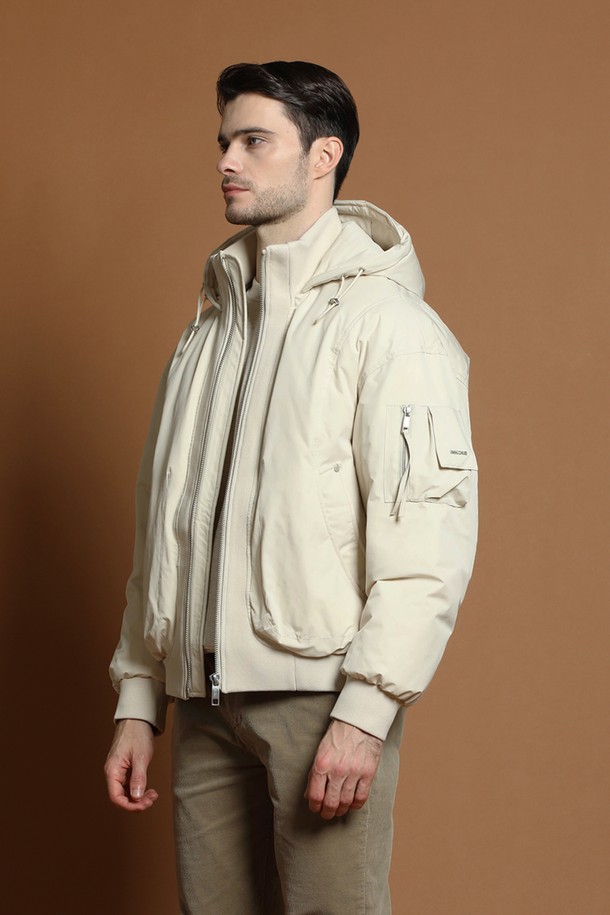 덕다운 블루종 재킷 M-QCJP64는 남성용 아우터로, 겨울철 일상에서 캐주얼하고 스포티한 스타일을 연출하기에 적합합니다. 아이보리, 화이트 두 가지 색상으로 출시되었으며, 숏 기장의 무지 디자인으로 미니멀한 매력을 더합니다. 두꺼운 두께감의 덕다운 충전재와 부드러운 촉감으로 따뜻함을 제공하며, 집업 여밈 방식과 후드, 포켓 디테일이 실용성을 높였습니다. 레귤러핏으로 제작되어 편안한 착용감을 선사하며, 긴 소매 기장으로 보온성을 더했습니다.
