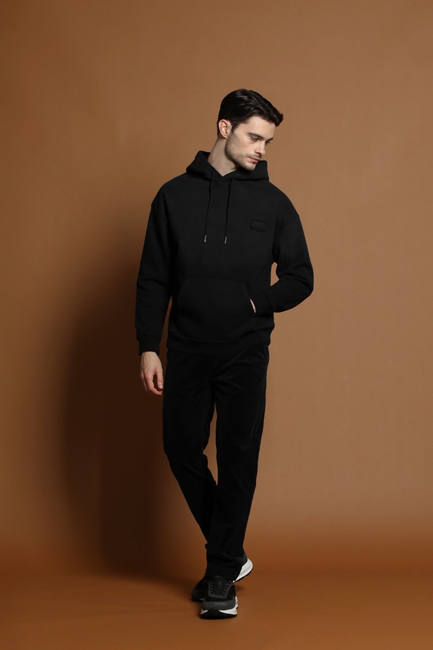 남성용 기모 그라데이션 후드 티셔츠 M-QTEE58입니다. 부드러운 기모 소재로 제작되어 가을, 겨울철 따뜻하게 착용할 수 있습니다. 캐주얼, 스트릿 스타일 연출에 적합하며, 레귤러 핏으로 편안한 착용감을 제공합니다. 블랙과 그라데이션 컬러 조합이 돋보이며, 후드 스트링으로 스타일을 더했습니다. 긴 소매 기장의 두꺼운 두께감으로 보온성을 높였습니다.
