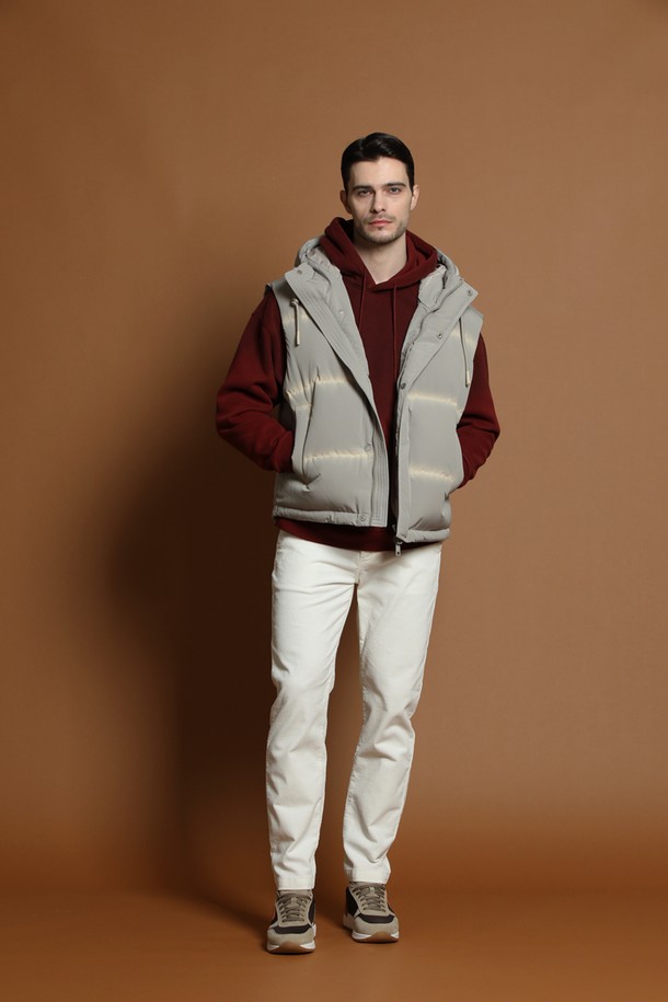 **기모 그라데이션 후드 티셔츠 M-QTEE58**

부드러운 기모 안감으로 포근함을 더한 남성용 후드 티셔츠입니다. 가을, 겨울 시즌에 어울리는 두꺼운 두께감으로 따뜻하게 착용할 수 있습니다. 베이직하고 캐주얼한 스타일로 일상복으로 활용하기 좋으며, 레귤러핏으로 편안한 착용감을 선사합니다. 와인, 버건디 컬러의 그라데이션 디자인이 돋보이며, 긴 소매와 후드 디테일로 포인트를 더했습니다. 미니멀한 스타일을 즐기는 분들께 추천합니다.
