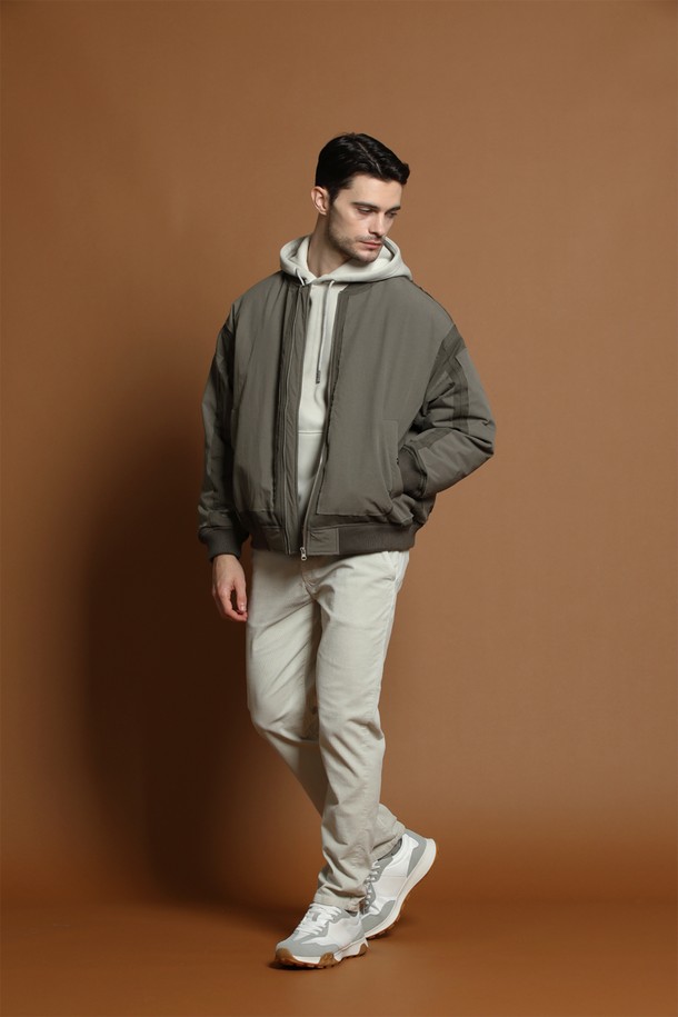 M-QCJP50 패치워크 다운 블루종 재킷은 겨울철 데일리룩과 출근룩에 활용하기 좋은 아우터입니다. 캐주얼, 클래식, 미니멀 스타일을 모두 아우르는 디자인으로, 세련된 분위기를 연출합니다. 카키브라운 컬러의 패치워크 패턴이 특징이며, 두꺼운 두께감과 가벼운 촉감으로 편안하게 착용할 수 있습니다. 덕다운 충전재(솜털 90%, 깃털 10%)와 680~700 필파워로 보온성을 높였으며, 베이스볼 카라와 시보리 마감으로 활동성을 더했습니다. 긴 소매, 집업 여밈 방식, 레귤러핏 디자인으로 제작되었습니다.
