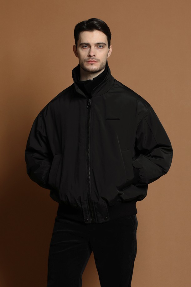 덕다운 더블 카라 블루종 재킷 M-QCJP54는 남성용 겨울 아우터입니다. 블랙 컬러의 무지 디자인으로 캐주얼, 스포티, 미니멀 스타일을 연출하기 좋습니다. 두꺼운 두께감과 부드러운 촉감의 덕다운 소재로 제작되어 보온성을 높였습니다. 넉넉한 오버핏에 집업 방식, 더블 카라 디자인으로 포인트를 주었습니다. 긴 소매 기장의 블루종 재킷으로 일상에서 편안하게 착용할 수 있습니다.
