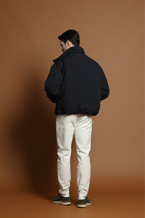 블랙 컬러의 덕다운 충전재를 사용한 남성용 블루종 재킷입니다. 일상 및 출근룩에 적합하며, 캐주얼하고 미니멀한 스타일을 연출합니다. 넉넉한 오버핏으로 편안한 착용감을 선사하며, 사이드 지퍼 디테일이 특징입니다. 긴 소매 기장과 두꺼운 두께감으로 겨울철에도 따뜻하게 입을 수 있습니다. 부드러운 촉감의 무지 디자인으로 다양한 룩에 활용하기 좋습니다.
