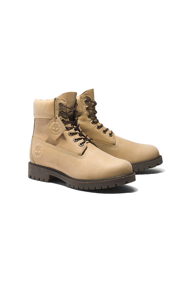 남성 6인치 레이스업 라이트 베이지 워커부츠는 가을, 겨울 계절에 어울리는 워커 스타일 부츠입니다. 라운드 토우 디자인에 가죽 소재를 사용하여 내구성과 스타일을 동시에 잡았습니다. 중간 굽 높이의 플랫 굽으로 편안한 착용감을 제공하며, 패딩 안감으로 보온성을 높였습니다. 라이트 베이지 컬러와 무지 패턴이 어떠한 겨울 데일리룩, 출근룩, 산책룩에도 자연스럽게 어울립니다. 클래식, 워크웨어, 미니멀 스타일을 즐겨 입는 남성분들께 추천합니다.
