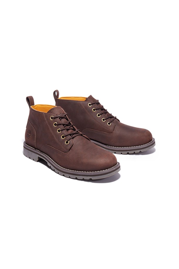 남성 레드우드폴스 워터프루프 추카 브라운_TB1A44MGV131은 방수 기능을 갖춘 남성용 워터프루프 추카 부츠입니다. 브라운 컬러의 가죽 소재로 제작되어 클래식, 캐주얼, 미니멀 스타일을 연출하기 좋습니다. 라운드 앞코 디자인에 레이스업 방식으로 편안하게 착용할 수 있으며, 겨울철 데일리룩, 산책룩, 여행룩에 활용하기 좋습니다. Gripstick™ 고무 아웃솔과 L7 Traction 러그 아웃솔을 사용하여 안정적인 마찰력을 제공하며, 도시와 자연환경 모두에서 활동하기 적합합니다.
