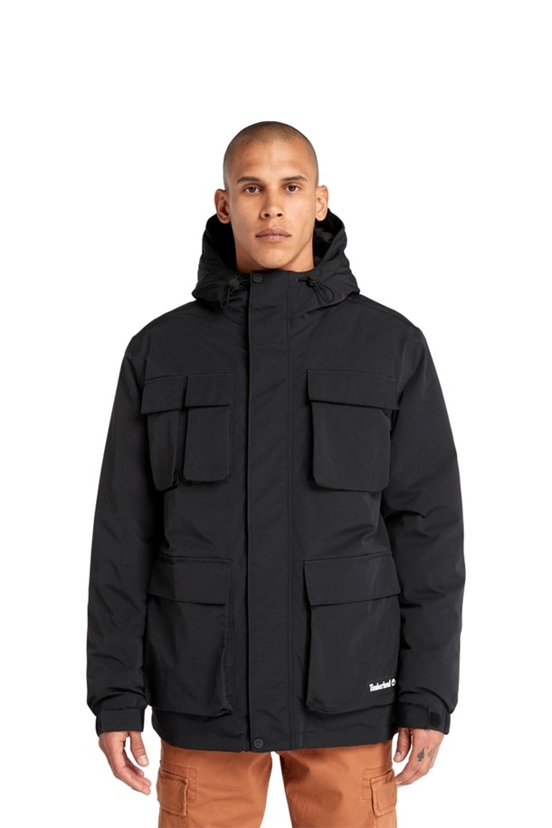 남성 하이브리드 점퍼 블랙_TB0A26SK0011은 가을, 겨울 시즌에 착용하기 좋은 남성용 점퍼입니다. 캐주얼, 스포티, 미니멀 스타일을 모두 소화할 수 있으며, 일상 및 아웃도어 활동에 적합합니다. 두꺼운 두께감과 레귤러핏으로 제작되었으며, 무지 패턴에 후드와 포켓 디테일이 더해져 실용성을 높였습니다. 집업 스타일의 긴 소매 점퍼로, 겨울 데일리룩에 활용하기 좋습니다. 나일론 소재로 제작되어 편안한 착용감을 제공합니다.
