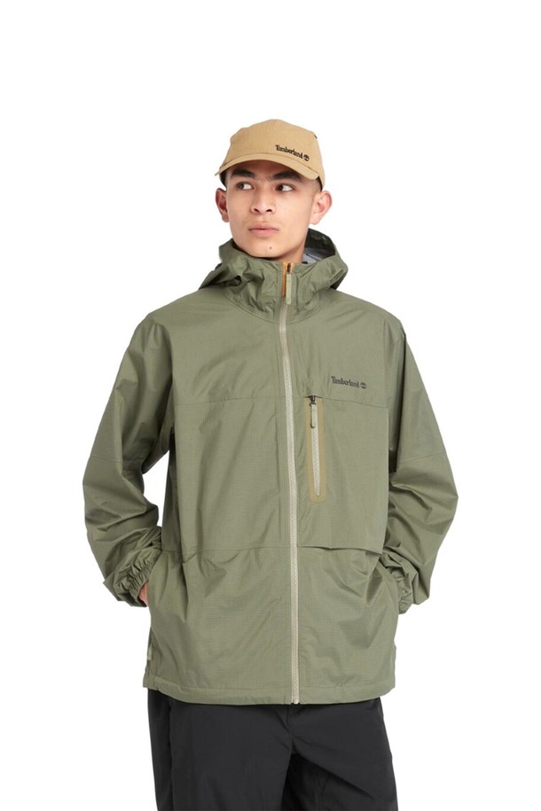 남성용 패커블 재킷 그린_TB0A41TF5901은 가볍고 휴대성이 뛰어난 아우터입니다. 일상생활과 아웃도어 활동 모두에 적합하며, 봄, 가을 간절기에 유용하게 착용할 수 있습니다. 캐주얼, 스포티, 미니멀 스타일을 연출하기 좋으며, 여행이나 산책, 가벼운 등산 시에도 편안하게 활용할 수 있습니다. 얇고 부드러운 나일론 소재로 제작되어 가볍고, 집업 스타일과 레귤러핏으로 활동성을 높였습니다. 방수 기능까지 갖춰 변덕스러운 날씨에도 안심하고 착용할 수 있습니다.
