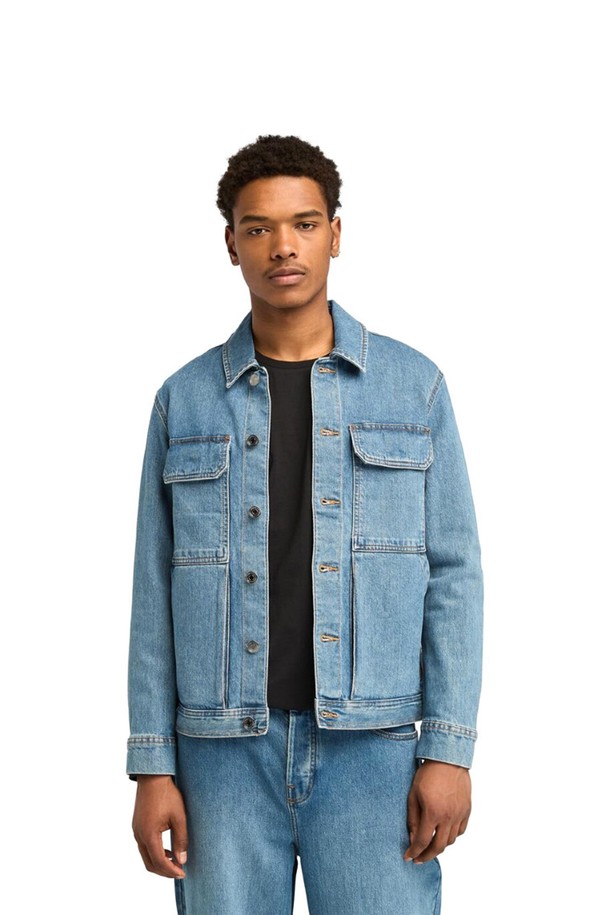 남성용 텐셀TM 데님 재킷 _TB0A4285EJW1은 캐주얼, 미니멀, 클래식 스타일을 추구하는 남성을 위한 아이템입니다. 봄, 가을에 어울리는 레귤러 핏의 라이트 블루 컬러 데님 재킷으로, 데이트룩과 봄 소풍룩에 적합합니다. 부드러운 텐셀 소재와 데님의 조합으로 편안한 착용감을 선사하며, 중간 두께감으로 간절기에 활용하기 좋습니다. 가슴 포켓이 있으며, 버튼 여밈 방식과 긴 소매 기장으로 디자인되었습니다.
