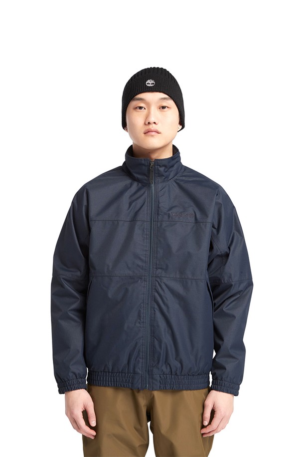 남성 워터 제리스턴드 (Water Jerrystone) 3-in-1 봄버 재킷 다크사파이어_TB0A6NFS4331는 캐주얼, 스포티, 미니멀 스타일을 추구하는 남성을 위한 봄 재킷입니다. 다크사파이어 컬러의 무지 디자인으로 일상, 여행, 산책 등 다양한 TPO에 활용하기 좋습니다. 레귤러핏에 집업 스타일, 긴 소매 기장과 레귤러 기장으로 편안한 착용감을 제공합니다. 방수 기능과 3-in-1 디자인으로 실용성을 더했으며, 나일론 소재로 제작되어 봄 시즌에 적합합니다.
