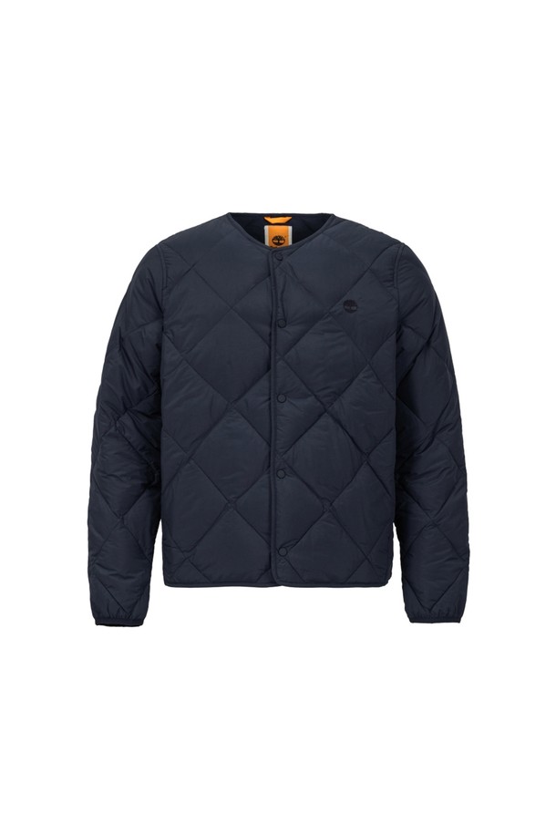 남성 워크웨어 퀄팅 재킷 다크사파이어_TB0A6G6D4331은 캐주얼 스타일의 겨울철 데일리룩을 위한 완벽한 선택입니다. 퀄팅 처리된 디자인과 레귤러핏으로 제작되어 편안한 착용감을 제공하며, 두꺼운 두께감으로 뛰어난 보온성을 자랑합니다. 워크웨어 스타일의 디테일이 돋보이며, 집업 여밈 방식으로 간편하게 착용할 수 있습니다. 다크사파이어 컬러는 다양한 스타일과 잘 어울려 겨울철 스타일링에 활용하기 좋습니다. 긴 소매 기장으로 보온성을 높였으며, 캐주얼, 워크웨어, 클래식 스타일을 모두 소화 가능한 활용도 높은 아우터입니다.
