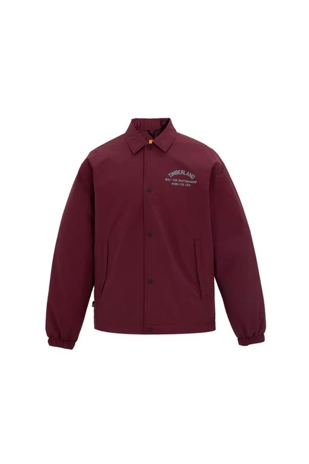 남성 로고플레이 코치 재킷 버건디_TB0A6JZDI301은 캐주얼, 스포티, 미니멀 스타일을 추구하는 남성을 위한 아우터입니다. 봄, 가을 시즌에 적합하며, 가볍고 얇은 두께감으로 편안하게 착용할 수 있습니다. 일상, 동네 마실, 산책 등 다양한 TPO에 맞춰 활용 가능하며, 레귤러 핏과 긴소매 디자인이 특징입니다. 버건디 컬러에 로고 플레이 패턴이 돋보이며, 스냅 버튼으로 여밈을 간편하게 할 수 있습니다.
