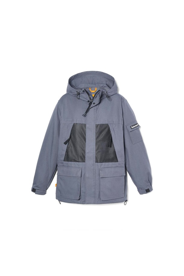 남성 DWR 유틸리티 파커 재킷 그레이_TB0A6PZHDH31은 가을과 겨울철에 활용하기 좋은 남성용 파커 재킷입니다. 캐주얼, 스포티, 미니멀 스타일을 모두 아우르는 디자인으로 일상 및 아웃도어 활동에 적합합니다. 톤 다운된 그레이 컬러에 무지 패턴으로 어떤 옷에도 매치하기 용이하며, 레귤러핏과 긴소매 기장으로 편안한 착용감을 선사합니다. 

두꺼운 두께감과 나일론 소재, DWR 발수 코팅으로 방수 기능을 더해 변덕스러운 날씨에도 끄떡없이 활동할 수 있습니다. 유틸리티 디자인, 후드, 포켓 디테일로 실용성을 높여 등산룩, 가을 나들이룩, 겨울 데일리룩 등 다양한 TPO에 활용할 수 있습니다. 집업 스타일로 간편하게 착용 가능하며, 보온성과 활동성을 동시에 갖춘 아이템입니다.
