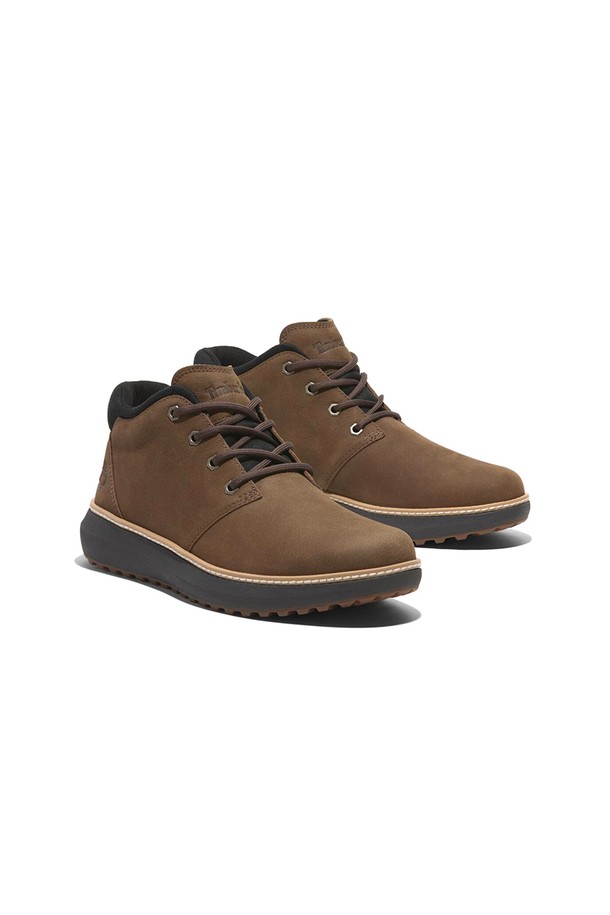 남성 허드슨 로드 미드 레이스업 추카 부츠 다크브라운_TB0A69Q5W071은 가을, 겨울철 데일리룩과 산책룩에 잘 어울리는 남성용 부츠입니다. 라운드토 디자인에 가죽 소재로 제작되어 클래식, 캐주얼, 미니멀 스타일을 연출하기 좋습니다. 다크브라운 컬러와 무지 패턴으로 어떤 옷에도 쉽게 매치할 수 있으며, 미드컷 탑라인과 레이스업 스타일이 특징입니다. 미드 굽 높이로 편안한 착용감을 제공하며, 일상에서 스타일리시하게 신을 수 있는 추카 부츠입니다.
