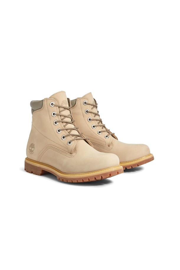 베이지 컬러의 여성 워터빌 6인치 부츠 TB1A2M262691입니다. 가을, 겨울에 어울리는 워터프루프 기능의 부츠로, 일상생활과 하이킹에 적합합니다. 라운드 토 디자인에 가죽 소재로 제작되어 클래식, 미니멀, 캐주얼 스타일을 연출하기 좋습니다. 레이스업 스타일로 6인치 탑라인을 가지며, 낮은 굽으로 편안한 착용감을 제공합니다. 가을 나들이룩, 겨울 데일리룩, 산책룩 등 다양한 TPO에 활용할 수 있습니다.
