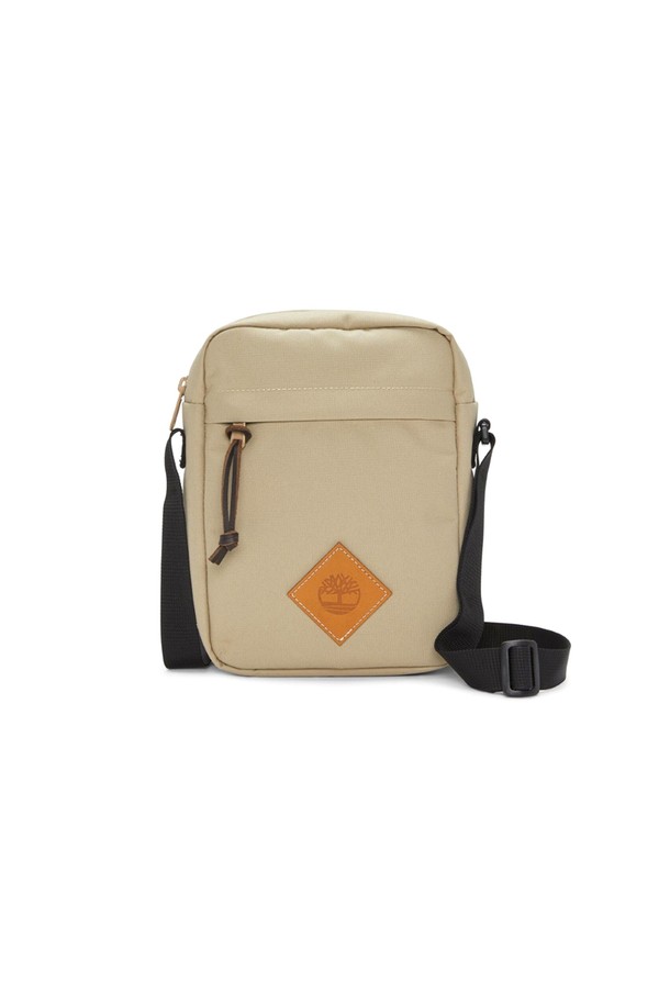 남녀공용 TORBICA CORE (토르비카 코어) 크로스 바디 백 베이지_TB0A6MX9DH41입니다. 미디엄 사이즈의 사각 디자인으로, 일상에서 활용하기 좋은 크로스백입니다. 로고 패치로 포인트를 주었으며, 지퍼형 잠금 방식으로 내용물을 안전하게 보관할 수 있습니다. 숄더 스트랩이 있어 편안하게 착용 가능하며, 미니멀, 캐주얼, 클래식 스타일을 즐겨 입는 고객에게 적합합니다. 가볍고 내구성이 뛰어난 나일론 소재로 제작되어 오랫동안 사용할 수 있습니다.
