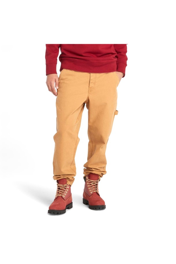 남성 워시드 캔버스 스트레치 카펜터 팬츠 위트브라운_TB0A5TJBP471는 캐주얼, 워크웨어, 미니멀 스타일을 아우르는 남성용 카펜터 팬츠입니다. 캔버스 소재와 스트레치 기능으로 편안한 착용감을 제공하며, 워시드 가공을 통해 자연스러운 질감을 살렸습니다. 봄, 가을에 적합하며, 레귤러 핏으로 제작되어 편안하면서도 스타일리시하게 연출할 수 있습니다. 위트브라운 컬러의 무지 디자인으로 다양한 상의와 매치하기 용이하여, 일상에서 폭넓게 활용할 수 있습니다.
