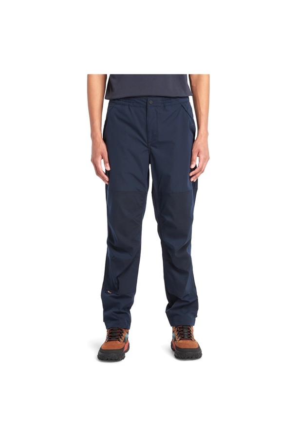 남성용 코듀라 팬츠 다크사파이어_TB0A6NAS4331은 캐주얼, 클래식, 미니멀 스타일을 아우르는 남성 의류입니다. 가을, 겨울 시즌에 적합하며, 출근룩과 여행룩에 모두 활용할 수 있습니다. 튼튼한 내구성을 자랑하는 코듀라 소재를 사용하여 일상생활에서 편안하게 착용 가능합니다. 다크사파이어 컬러의 무지 디자인에 레귤러핏으로 제작되어 어떤 상의와도 잘 어울립니다. 두꺼운 두께감으로 따뜻함을 제공하며, 뻣뻣한 촉감이 특징입니다.
