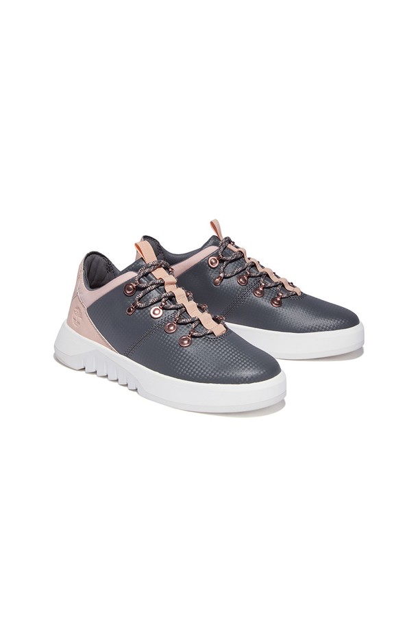 여성 Supaway(수파웨이) 페브릭 스니커즈_TB0A44JP0331는 캐주얼, 미니멀, 스포티 스타일을 즐기는 여성들을 위한 신발입니다. 그레이와 핑크 두 가지 색상으로 출시되었으며, 봄, 여름, 가을 계절에 일상 및 워킹 용도로 활용하기 좋습니다. 라운드 앞코에 페브릭과 합성가죽 소재를 사용하여 편안함과 스타일을 모두 잡았습니다. 끈으로 여미는 로우탑 디자인에 경량의 플랫 굽으로 제작되어 산책룩과 여행룩에 적합합니다.
