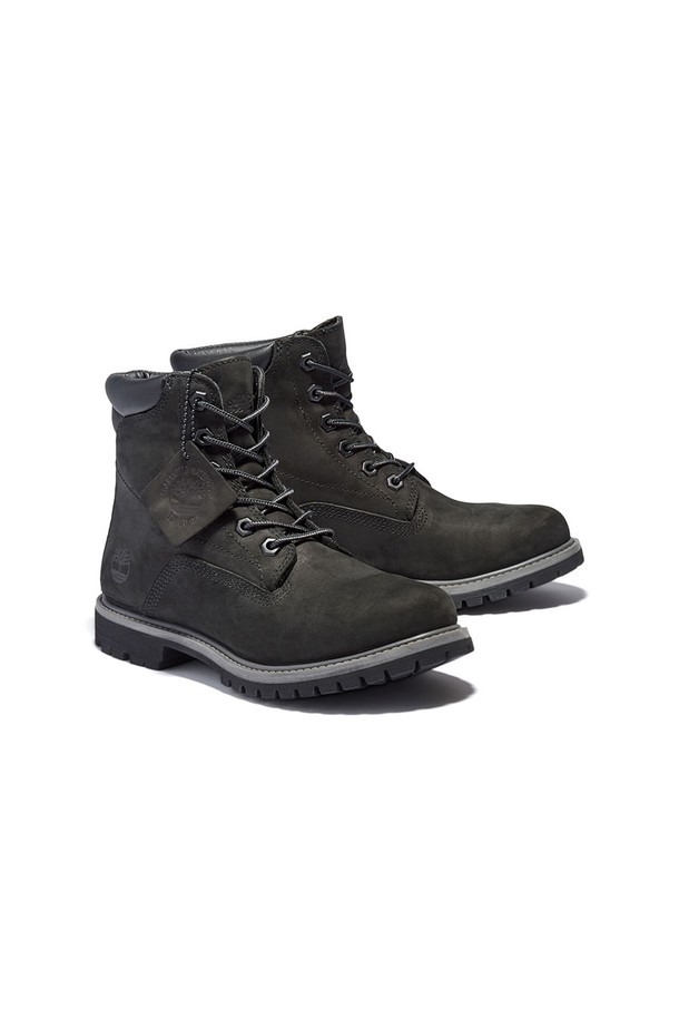 여성용 6인치 워터빌 워터프루프 워커부츠는 가을, 겨울철에 어울리는 방수 및 생활 방수 기능을 갖춘 워커부츠입니다. 블랙 컬러의 라운드 토 디자인에 가죽 소재를 사용하여 클래식, 미니멀, 워크웨어 스타일을 연출할 수 있습니다. 미들힐 높이의 통굽으로 안정적인 착용감을 제공하며, 하이탑 디자인과 레이스업 여밈으로 착용이 용이합니다. 일상 및 하이킹, 출근룩에 적합하며 다양한 스타일을 소화할 수 있습니다. 무지 패턴으로 어떤 옷에도 잘 어울려 활용도가 높습니다.
