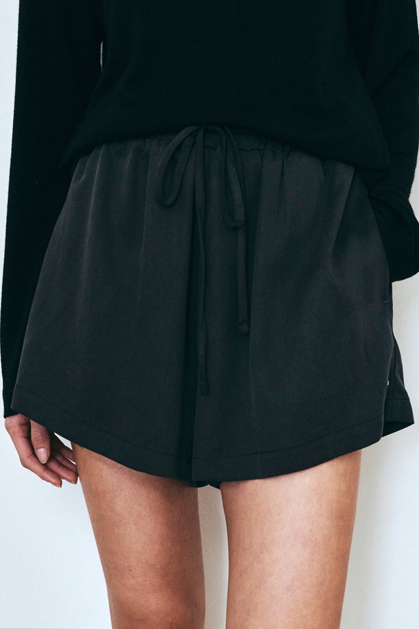 Neev - 쇼트팬츠 - Soft Tencel Flare Banding Shorts (Charcoal)