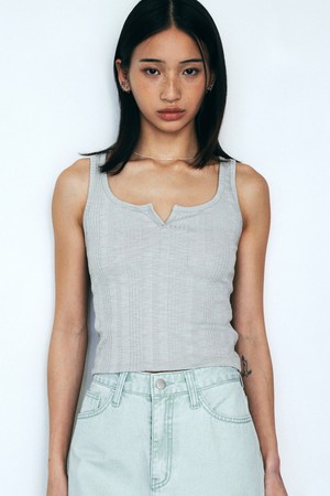 Minimal Slit Point Sleeveless (Light Khaki)