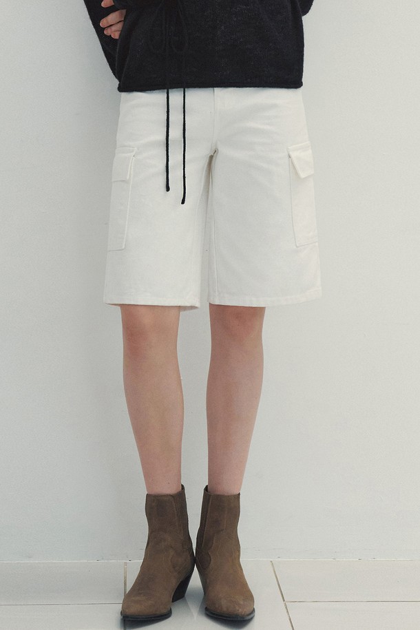 Neev - 쇼트팬츠 - Cargo Wide Bermuda Cotton Pants (White)