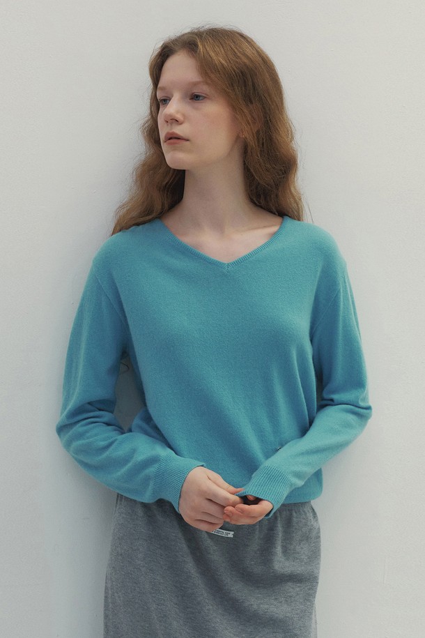 Neev - 스웨터 - Classic Wool V-neck Knit (Blue)