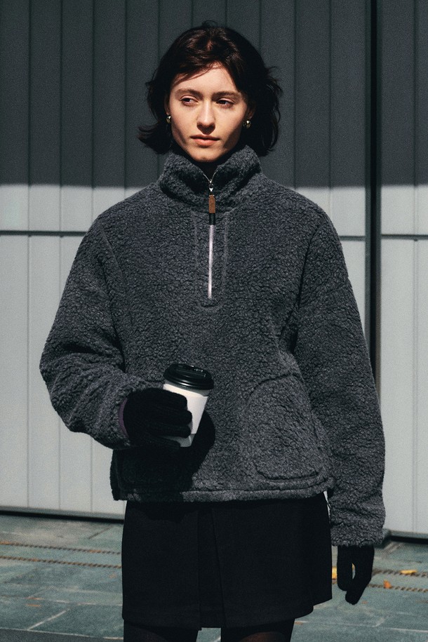 Neev - 긴팔티셔츠 / 후디 - High Neck String Boucle Fleece (Charcoal)