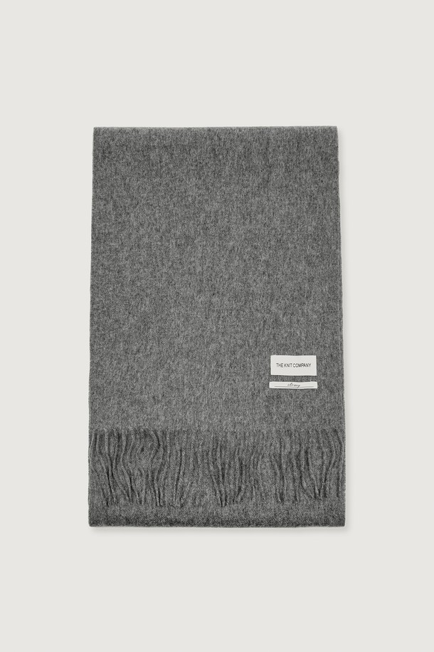 캐시미어 100% 소재로 제작되어 부드러운 촉감을 자랑하는 머플러입니다. 라이트 그레이, 더스티 핑크, 밀란지 브라운, 크림, 밀란지 블루, 밀란지 그레이, 네이비 등 8가지 다채로운 컬러로 출시되어 폭넓은 스타일을 연출할 수 있습니다. 가을, 겨울 시즌에 활용하기 좋으며, 베이직하고 클래식한 디자인으로 어떤 룩에도 잘 어울립니다. 신축성이 뛰어나 편안하며, 자연스러운 광택이 고급스러움을 더합니다. 데일리룩, 출근룩, 모임룩 등 다양한 TPO에 맞춰 클래식, 미니멀, 캐주얼 스타일을 완성해보세요.
