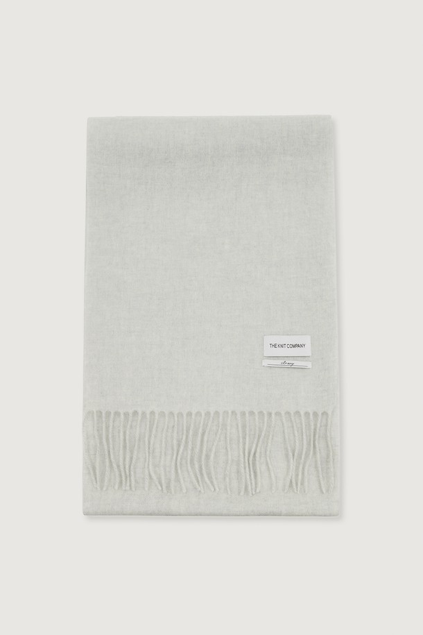 캐시미어 100% 소재로 제작되어 부드러운 촉감을 자랑하는 머플러입니다. 가을, 겨울 시즌에 착용하기 좋으며, 일상생활에서 활용하기 좋습니다. 메라지프트, 밀란지블루, 크림, 라이트 그레이 등 11가지 다채로운 컬러로 출시되어 폭넓은 선택이 가능합니다. 무지 디자인에 술 디테일이 더해져 클래식, 미니멀, 캐주얼 등 다양한 스타일을 연출할 수 있습니다. 짜임새 있는 디자인과 자연스러운 광택감이 특징이며, 겨울 데일리룩, 산책룩, 모임룩에 시그니처 머플러로 활용해보세요.
