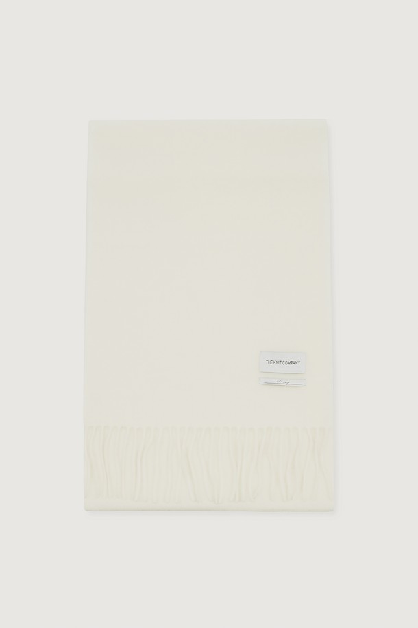 캐시미어 100% 머플러는 부드러운 촉감과 자연스러운 광택감이 특징입니다. 네이비, 널래/불택, 메라지프트/밀란지블루, 메라지그레이/밀란지그레이, 메라지다카우/밀란지브라운, 라이트 그레이, 디스티피터/더스티핑크, 크림 등 8가지 다채로운 컬러로 만나보세요. 가을, 겨울 시즌에 따뜻하게 착용할 수 있으며, 신축성이 있어 편안한 착용감을 제공합니다. 클래식, 미니멀, 캐주얼 등 다양한 스타일과 매치하여 겨울 데일리룩, 산책룩, 데이트룩을 연출해보세요. 다양한 짜임 패턴으로 제작되어 당신의 겨울 스타일을 더욱 풍성하게 만들어줄 것입니다.
