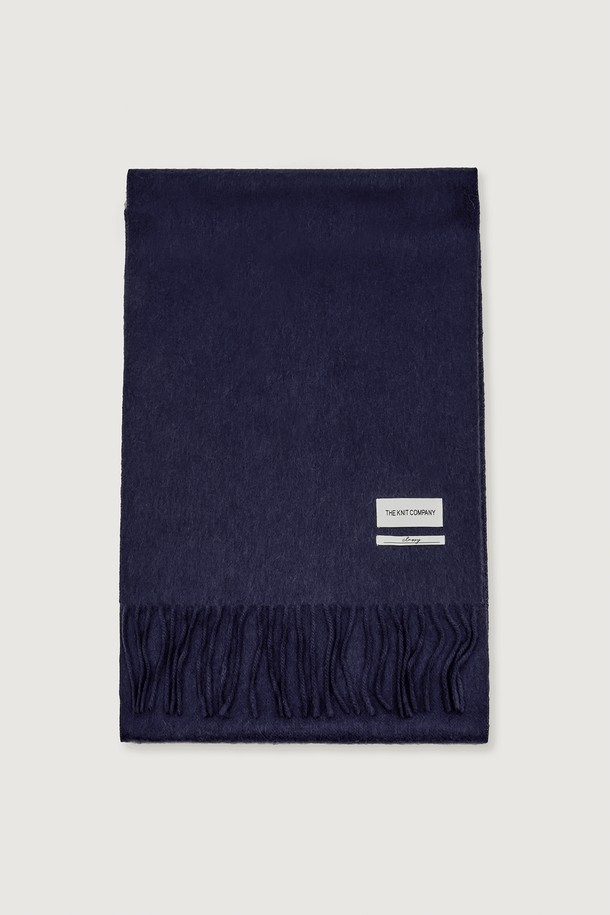 캐시미어 100% 소재의 부드러운 머플러입니다. 메라지그레이, 디스티피터, 메라지다크, 메라지프트, 네이비, 라이트그레이, 크림 등 7가지 다채로운 색상으로 출시되었습니다. 가을, 겨울 시즌, 데일리룩에 활용하기 좋으며, 모던하고 클래식, 미니멀한 스타일을 연출할 수 있습니다. 신축성이 좋고 비침이 없으며, 자연스러운 광택감과 앞게 짜임, 프린지 디자인으로 포인트를 더했습니다.
