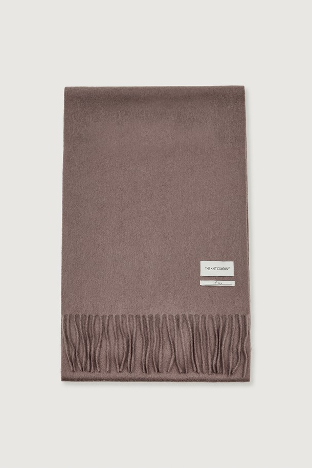 캐시미어 100% 소재로 제작되어 부드러운 촉감을 자랑하는 머플러입니다. 가을과 겨울 시즌, 일상에서 활용하기 좋으며, 신축성이 뛰어나 편안하게 착용할 수 있습니다. 메라지다카우, 밀란지브라운, 네이비 등 10가지 다채로운 색상으로 구성되어, 어떤 스타일에도 매치하기 용이합니다. 무지 디자인에 자연스러운 광택감과 프린지 디테일이 더해져 클래식, 미니멀, 캐주얼 등 다양한 스타일에 포인트를 더합니다. 겨울 데일리룩, 산책룩, 여행룩에 따뜻함과 스타일을 동시에 선사하는 시그니처 머플러입니다.
