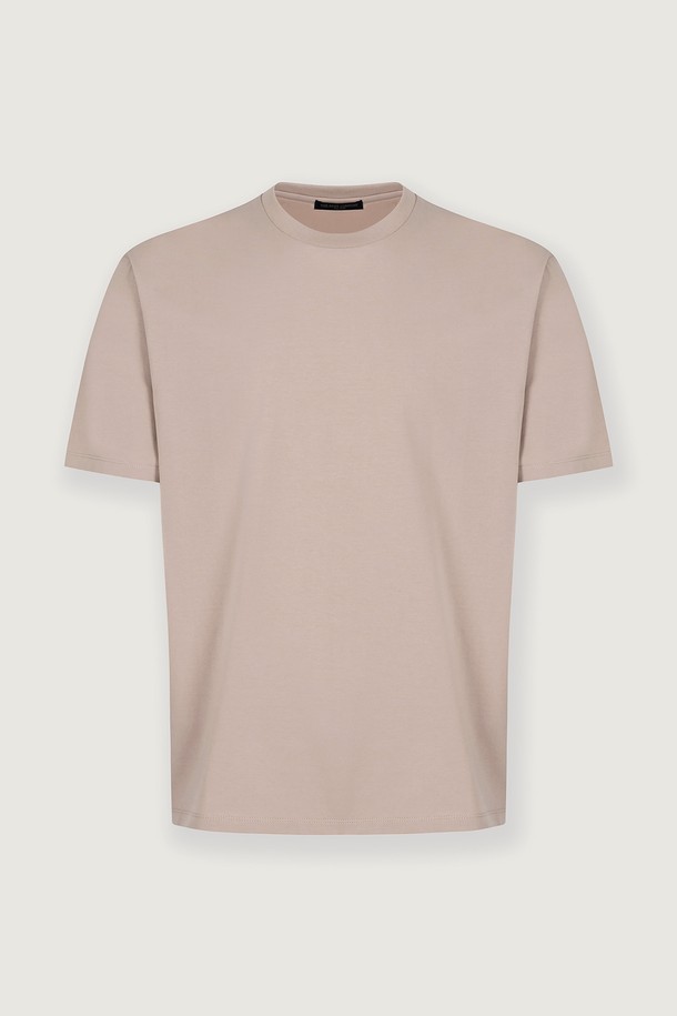 수피마 쿨맥스 티셔츠는 "상의" 카테고리의 "티셔츠"로, 남녀 모두 착용 가능한 공용 제품입니다. 화이트, 더스티핑크, 더스티라일락, 올리브, 오렌지, 브라운, 네이비, 차콜, 블랙 등 다양한 9가지 색상으로 출시되었습니다. 흡습, 속건, 통기 기능으로 여름철에도 쾌적하게 착용 가능하며, 데이트룩이나 카페룩에 잘 어울립니다. 미니멀, 베이직, 클래식 스타일을 연출하기 좋으며, 넥 라인 형태 보강 처리와 1인치당 11땀 스티치로 마감의 완성도를 높였습니다. 부드러운 촉감의 면과 폴리에스터 혼방 소재, 레귤러 핏과 반소매 기장으로 편안한 착용감을 제공합니다.
