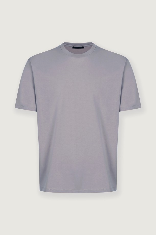 수피마 쿨맥스 티셔츠는 뛰어난 통기성과 부드러운 촉감을 자랑하는 데일리 티셔츠입니다. 수피마 코튼과 쿨맥스 기능성 원사의 이중 구조로 제작되어 흡습, 속건, 냉감, 향균, 소취 기능으로 쾌적함을 선사합니다. 라운드넥에 레귤러핏으로 제작되었으며, 미니멀하고 베이직한 스타일을 연출합니다. 넥 라인 형태 유지를 위한 보강과 프리미엄 스티칭(1인치당 11땀)으로 내구성을 높였습니다. 다양한 9가지 색상(화이트, 더스티 핑크, 더스티 라일락, 올리브, 오렌지, 브라운, 네이비, 차콜, 블랙)으로 출시되어 동네 마실룩, 캐주얼, 클래식 스타일 모두 소화 가능합니다.
