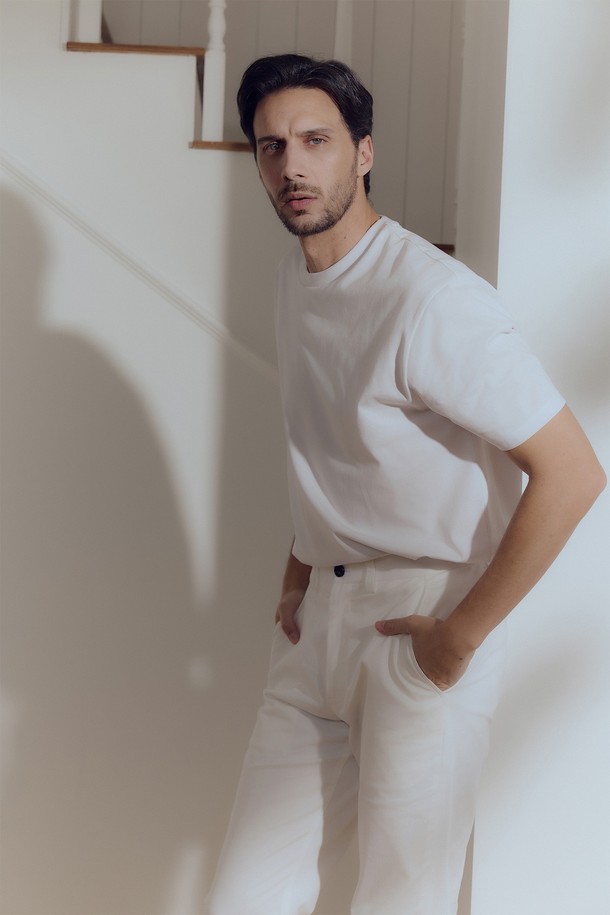 수피마 쿨맥스 티셔츠는 부드러운 촉감의 면과 흡습, 속건 기능이 뛰어난 폴리에스터 혼방 소재로 제작되어 쾌적한 착용감을 제공합니다. 얇은 두께감과 레귤러 핏으로 여름철 일상, 여행룩에 활용하기 좋으며, 미니멀, 베이직, 클래식 스타일 연출에 용이합니다. 라운드넥 디자인에 넥라인 보강 처리, 암홀 데오드란트 테이프 처리, 통기성을 고려한 이중 구조 원단으로 제작되었습니다. 화이트, 더스티핑크, 더스티라일락, 올리브, 오렌지, 브라운, 네이비, 차콜, 블랙 등 9가지 다채로운 컬러로 만나보세요. 무지 디자인으로 어떤 스타일에도 쉽게 매치할 수 있습니다.
