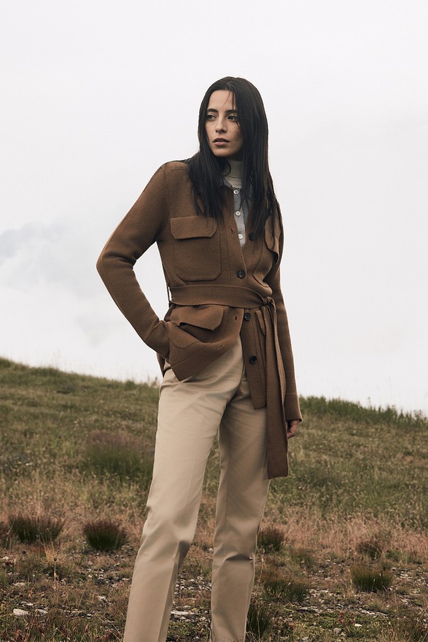 발투르 울 사파리 재킷은 여성용 아우터로, 봄/가을 계절에 어울리는 클래식하고 미니멀한 스타일의 사파리 재킷입니다. Dijon Beige와 Martini Khaki 두 가지 색상으로 제공되며, 울트라파인 메리노 울 100% (12GG) 소재로 제작되어 부드러운 촉감과 자연스러운 신축성을 제공합니다. 얇은 두께감으로 가볍게 걸치기 좋으며, 호흡성과 온도/습도 조절 기능으로 쾌적한 착용감을 선사합니다. 허리 벨트와 내추럴 혼 버튼, 밀라노 니트 구조가 특징이며, 오피스룩, 비즈니스 캐주얼, 출근룩 등 다양한 TPO에 활용 가능합니다.
