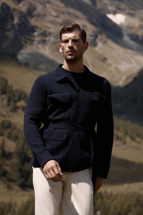 발투르(Valtur) 울 사파리 재킷은 비즈니스 캐주얼 룩과 출근룩, 회의룩에 적합한 남성용 아우터입니다. 봄, 가을 시즌에 어울리는 클래식 스타일의 재킷으로, 부드러운 촉감의 울 소재와 중간 두께감으로 제작되었습니다. 마티니 카키와 이클립스 네이비 두 가지 색상으로 제공되며, 밀라노 니트 패턴이 특징입니다. 허리 벨트 디테일, 내추럴 혼 버튼, 입체적 구조 실루엣, 우수한 내구성과 통기성, 온도 조절 및 수분 흡수 기능까지 갖춰 편안하고 쾌적한 착용감을 선사합니다. 클래식핏으로 제작되어 미니멀하면서도 세련된 스타일을 연출합니다.
