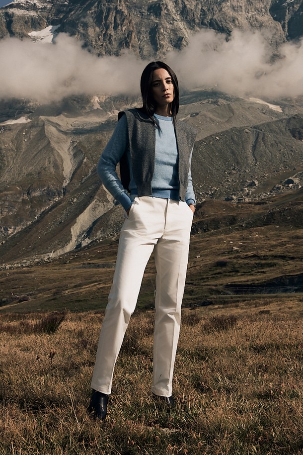 발투르 울 스웨터는 여성 고객을 위한 상의 니트/스웨터입니다. 부드러운 촉감의 울 소재로 제작되었으며, 얇은 두께감과 레귤러 핏으로 편안하게 착용할 수 있습니다. 하늘색 컬러의 무지 디자인이며, 긴 소매와 라운드넥으로 미니멀하면서도 엘레강스한 스타일을 연출합니다. 울트라파인 메리노 울 100% 소재, 이중 니트 구조, 자연스러운 주름 구조, 리브드 마감, 곡선형 넥라인 등의 특징을 갖춰 흡습, 보온, 통기 기능이 뛰어납니다. 오피스룩, 비즈니스 캐주얼, 출근룩 등 다양한 TPO에 클래식하고 미니멀한 스타일을 더해줍니다.
